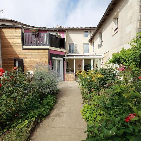 Bed and Breakfast La Loge des Fées Latillé Exterior foto