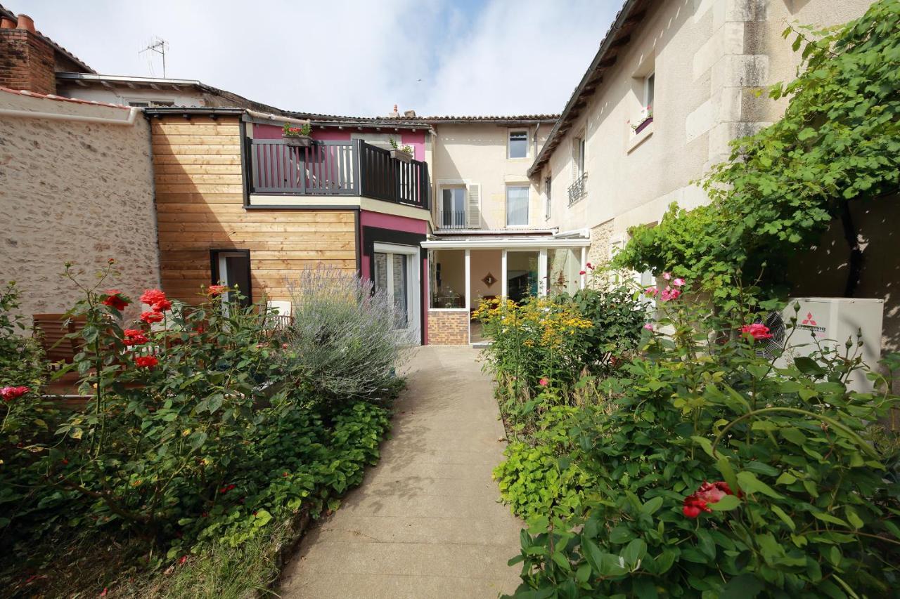 Bed and Breakfast La Loge des Fées Latillé Exterior foto