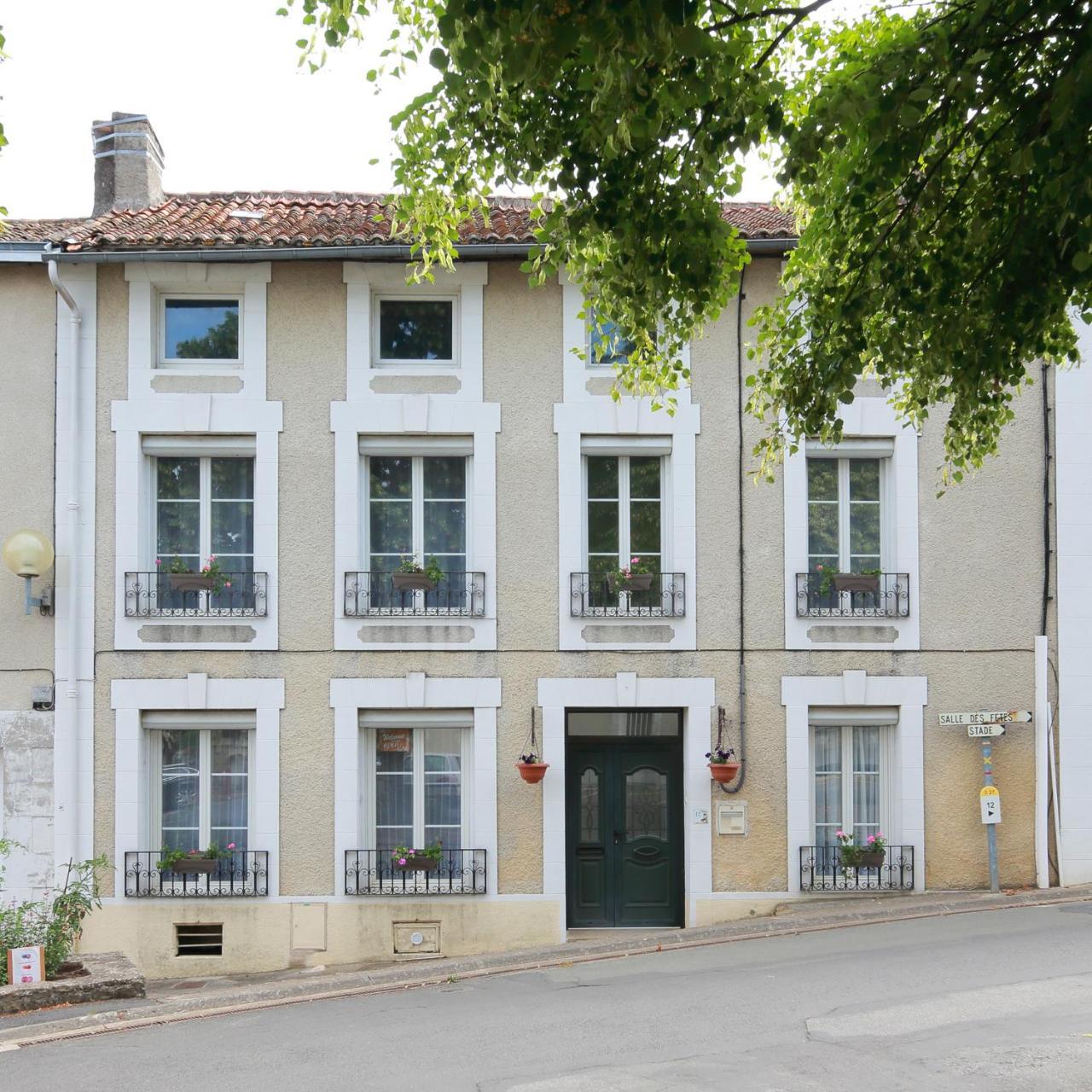 Bed and Breakfast La Loge des Fées Latillé Exterior foto